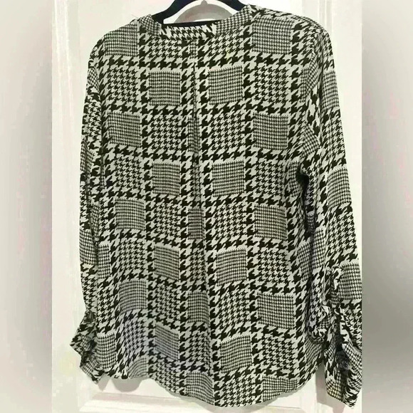 The Limited Women’s Houndstooth pattern Print Blouse Top Size Medium - Picture 11 of 11